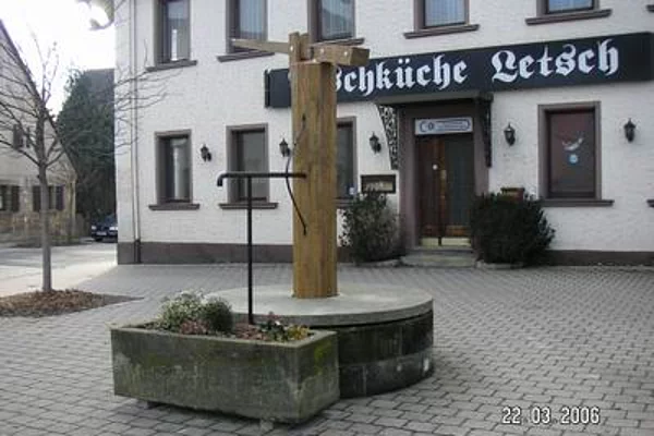 Wiederaufbau des Dorfbrunnens vor dem Gasthaus Letsch (abgebrochen) aus dem Jahr 2006