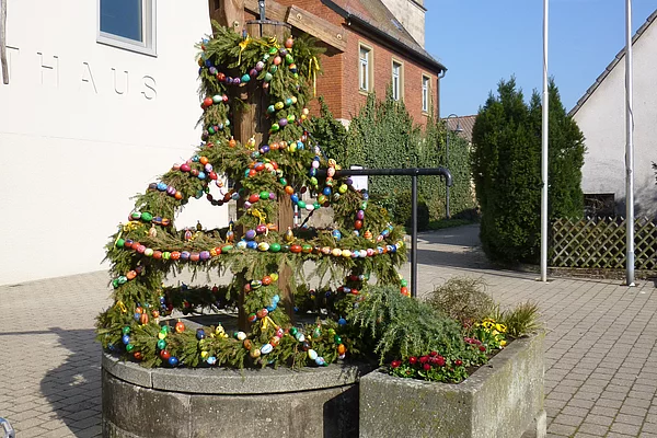 Osterbrunnen vor dem Neuen Rathaus