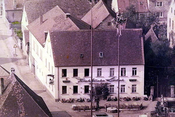 Luftaufnahme Gasthaus Letsch mit Brunnen und zwei Kerwabäumen um 1950