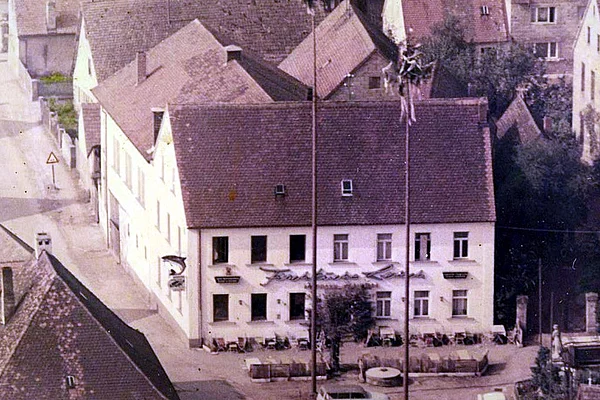 Luftaufnahme Gasthaus Letsch mit Brunnen und zwei Kerwabäumen um 1950